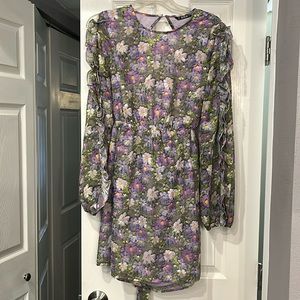 Shein lavender floral cut out long sleeves dress. Size Lg.Open back Elastic